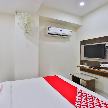 Oyo 25009 Hotel Crystal Ахмедабад Екстериор снимка