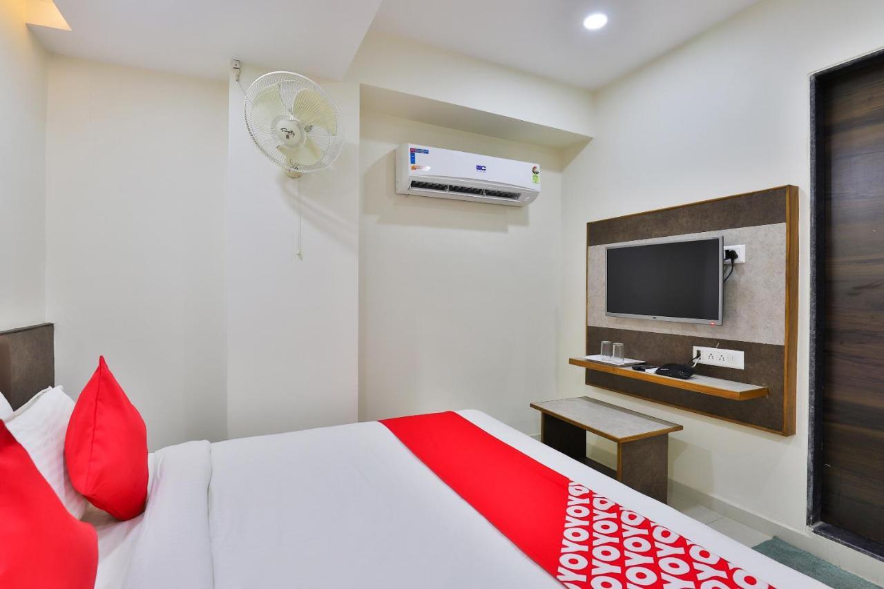 Oyo 25009 Hotel Crystal Ахмедабад Екстериор снимка