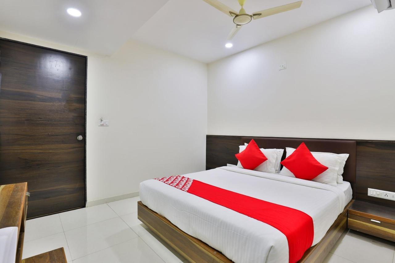 Oyo 25009 Hotel Crystal Ахмедабад Екстериор снимка