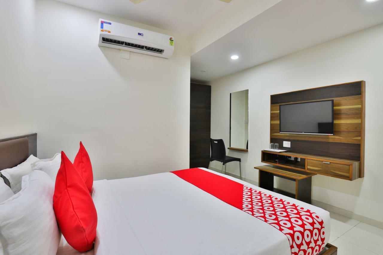Oyo 25009 Hotel Crystal Ахмедабад Екстериор снимка