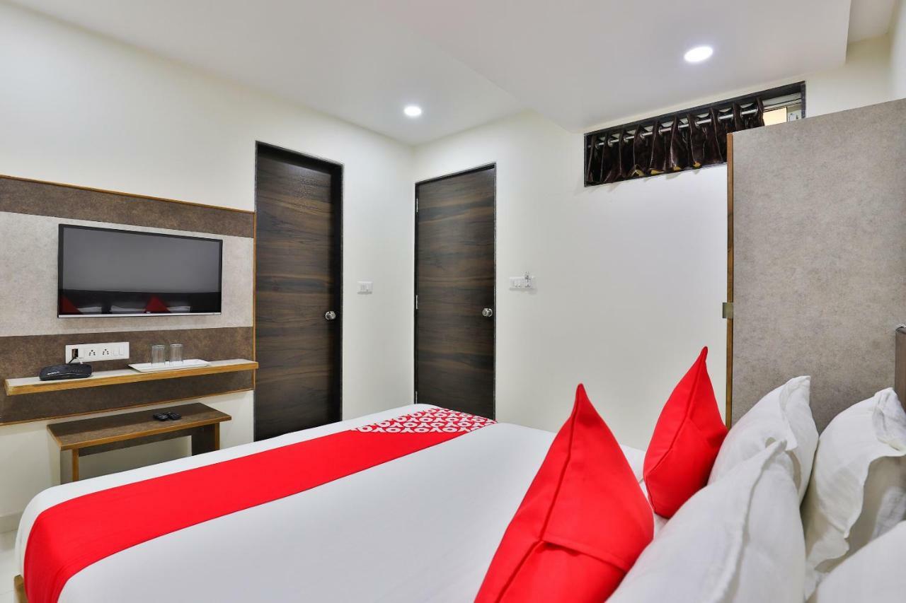 Oyo 25009 Hotel Crystal Ахмедабад Екстериор снимка