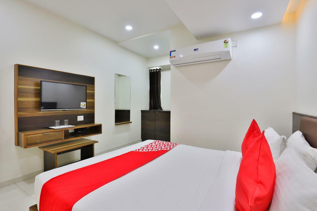 Oyo 25009 Hotel Crystal Ахмедабад Екстериор снимка