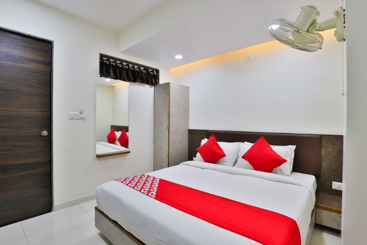 Oyo 25009 Hotel Crystal Ахмедабад Екстериор снимка