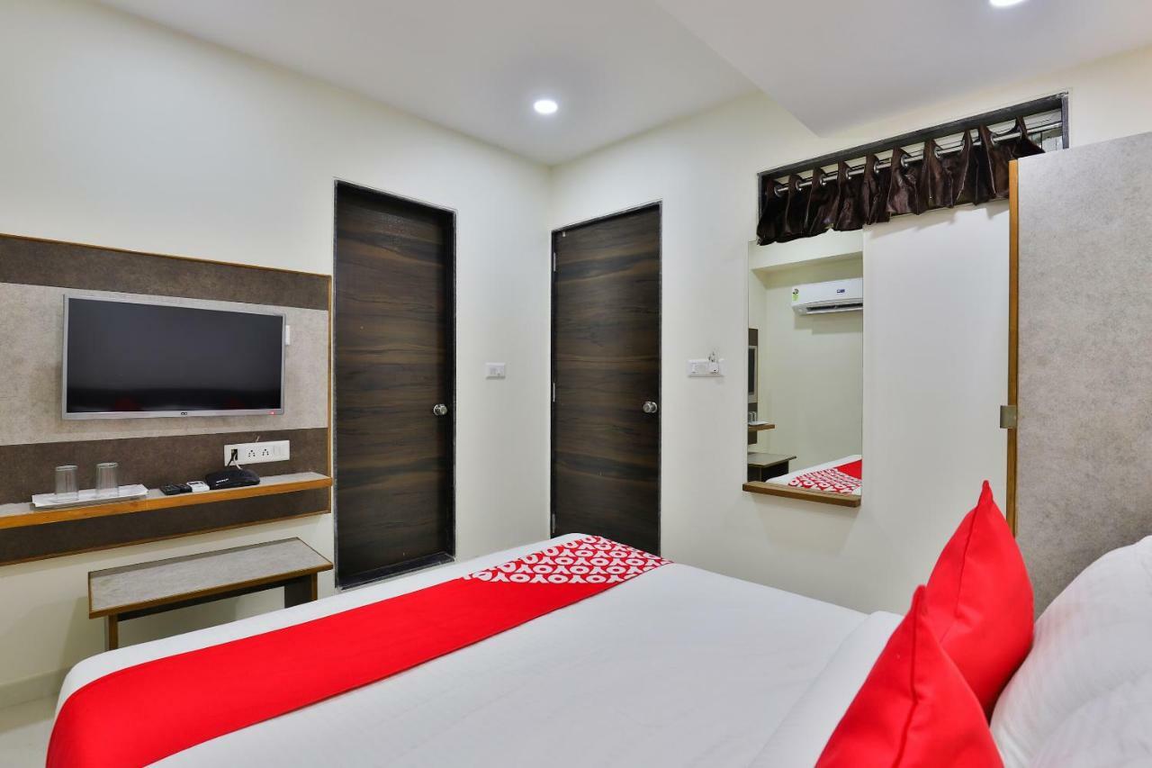Oyo 25009 Hotel Crystal Ахмедабад Екстериор снимка