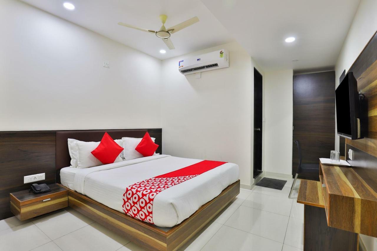 Oyo 25009 Hotel Crystal Ахмедабад Екстериор снимка